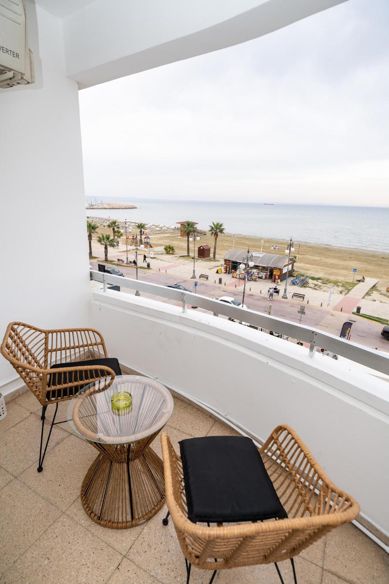 Lazuli Sea View Beachfront Ap 21 Larnaka Exterior foto